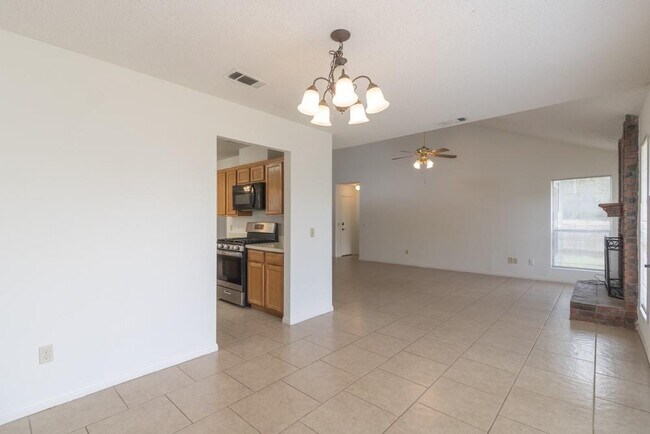 Building Photo - 300 Oakcrest Dr