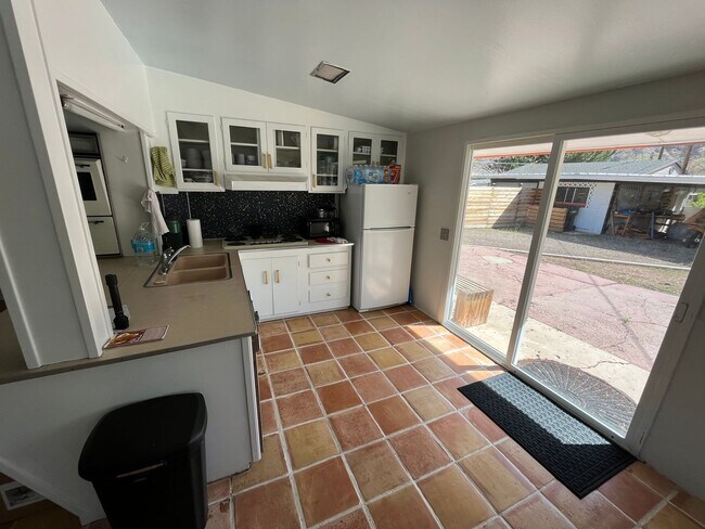 Building Photo - Furnished Home Near SUU!!!