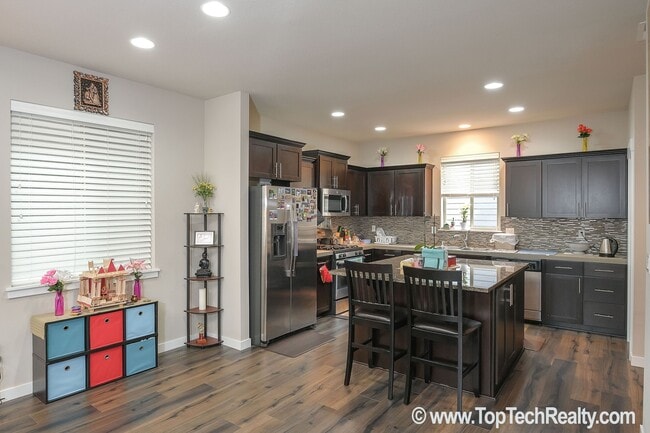 Foto del edificio - Outstanding 45 Central home with 3BR + Den / 2.5BA, Amazing upscale features, Across from Nike Wo...