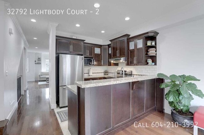 Building Photo - Bright & Spacious Townhouse