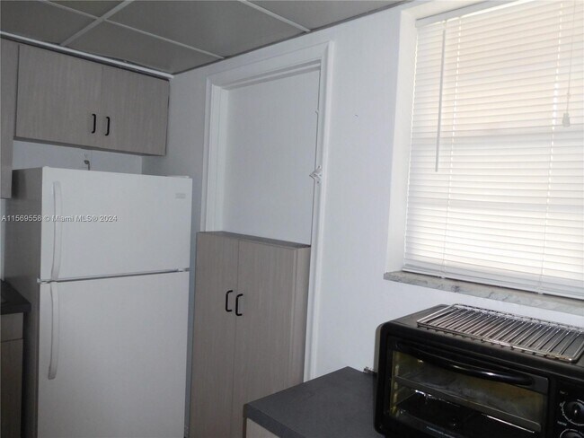 Building Photo - 20200 NE 27th Ct