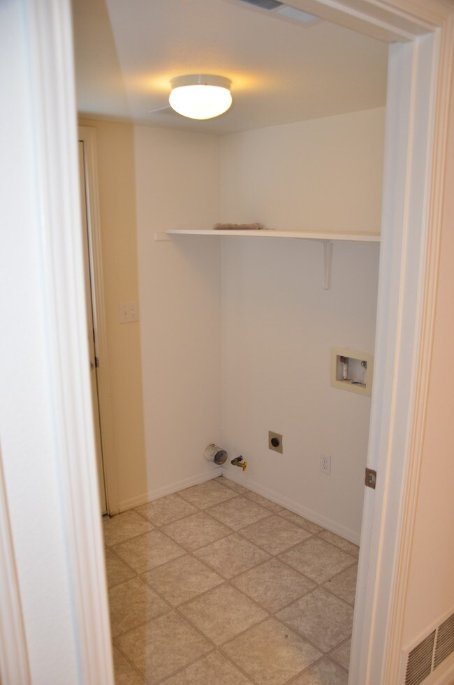 Building Photo - 6118 Royal Coach Circle
