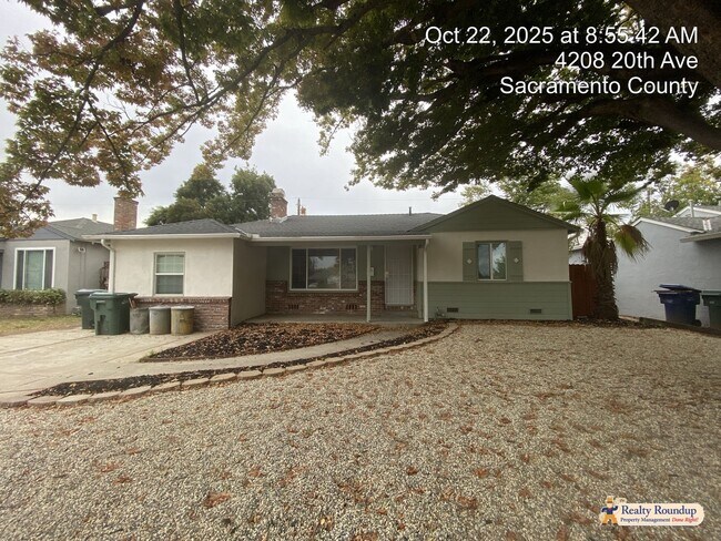 Foto del edificio - Bright & Cheery Three Bedroom Home With No Carpeting
