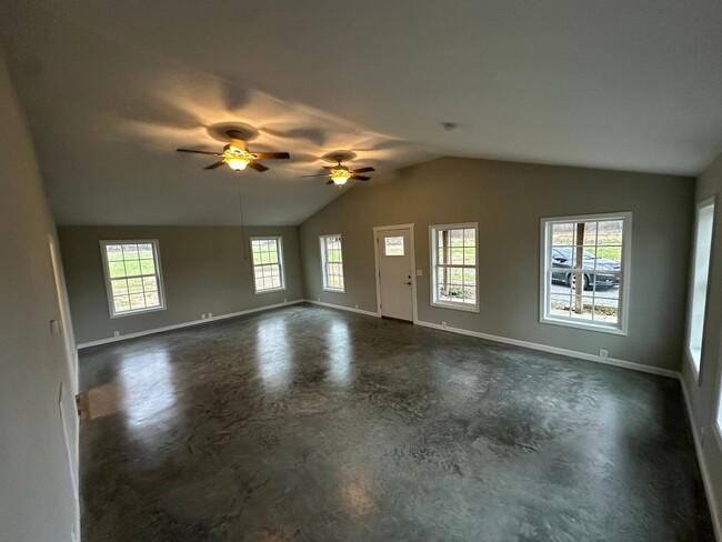 Building Photo - FOR LEASE - 3 bed, 2 bath, 1494 sqft singl...