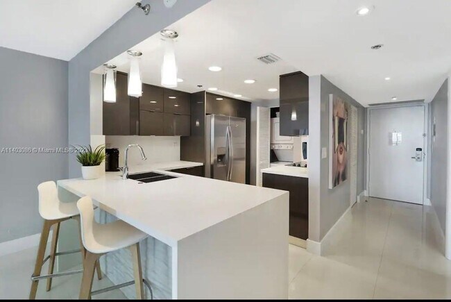Foto del edificio - 1717 N Bayshore Dr