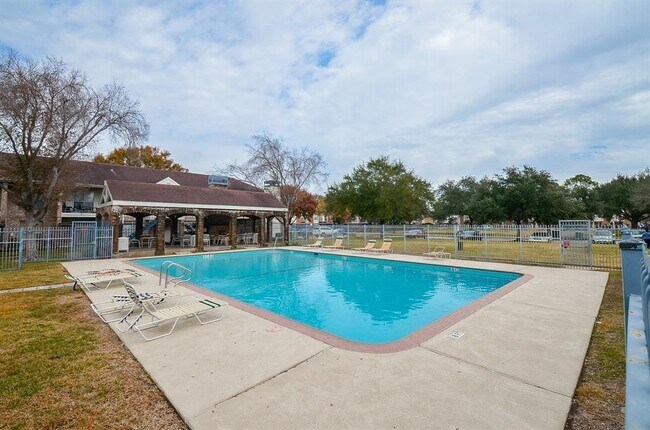 Building Photo - 3900 Woodchase Dr