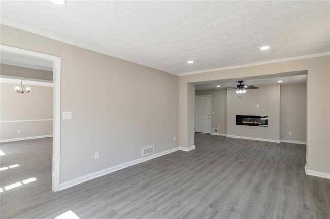 Building Photo - 4620 Central Dr