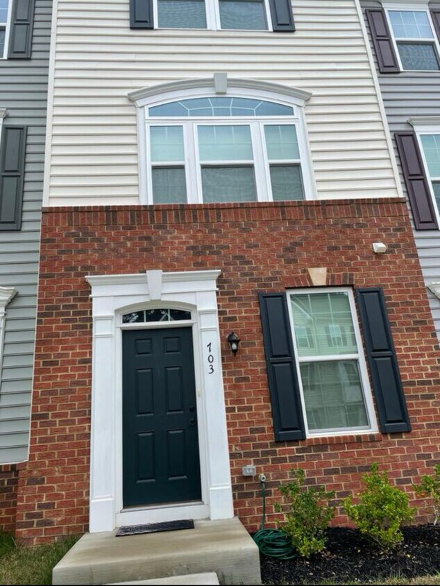 Foto principal - 703 River Crest Way