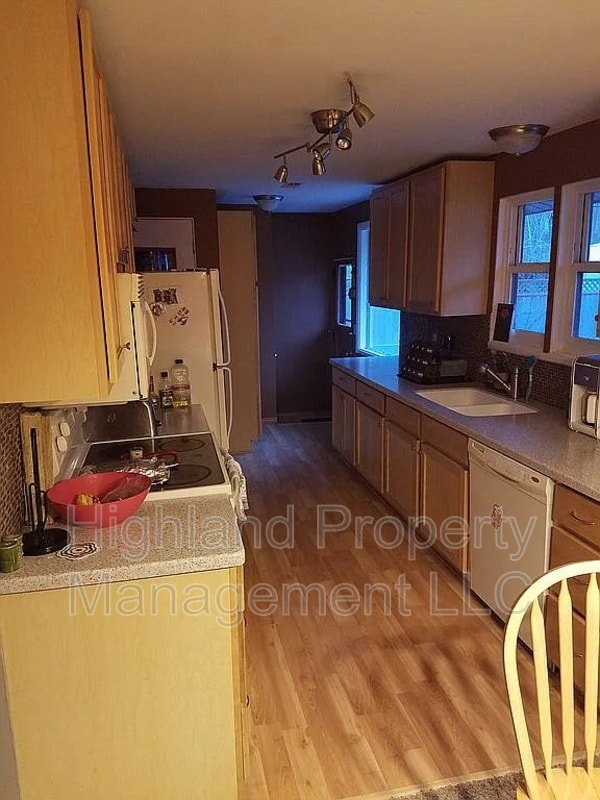 Building Photo - 1705 NE Wheatland Dr