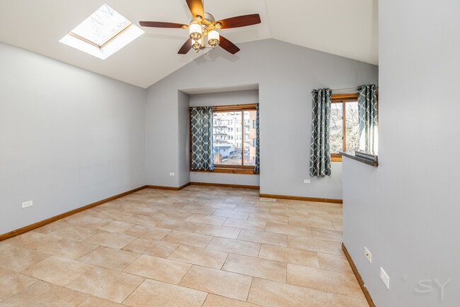 Building Photo - 807 S Claremont Ave