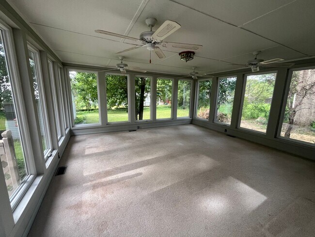 Building Photo - 3 Bedrooms, 2 Bathrooms with bonus room/su...