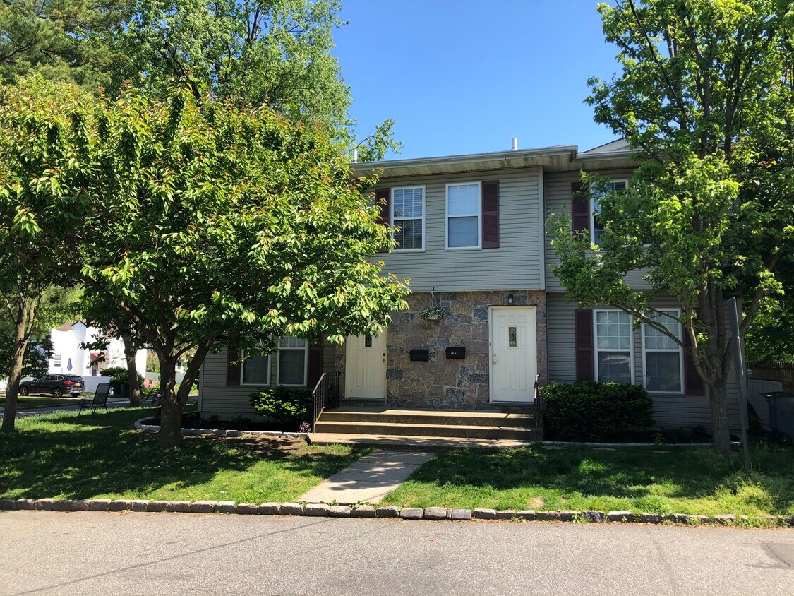 26 Pequot Ave, Port Washington, NY 11050 Apartments in Port