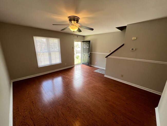 Foto del edificio - Adorable 2 Bed Townhome Convenient to Duke...