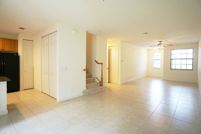 Building Photo - 3Bed/ 2.5Bath Townhome W/Garage - Gramercy...