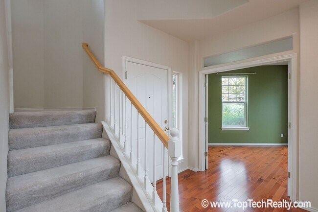 Foto del edificio - Lovely Traditional 2BD · 2.5BA + Office/De...