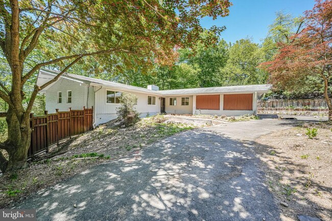 Building Photo - 866 Canal Dr