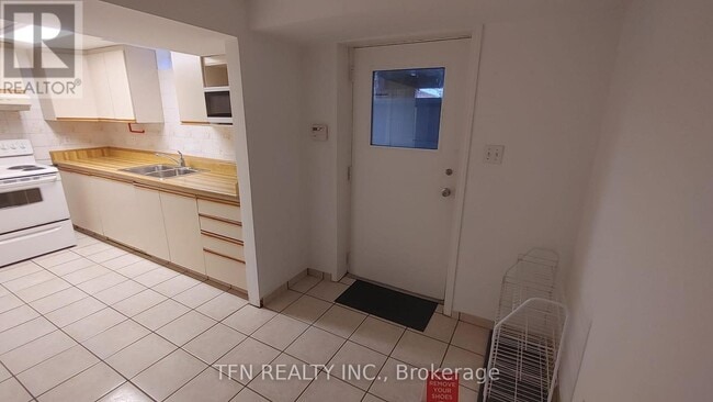 Building Photo - 112 Trafalgar Square