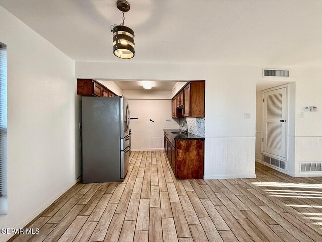 Building Photo - 10833 Cardigan Dr