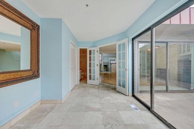 Building Photo - Beautiful downtown Penthouse. 1 bed/1 bath