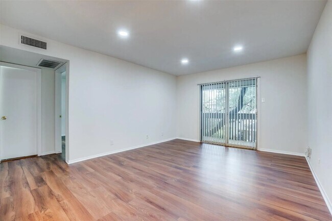 Foto del edificio - Beautiful 1 Bedroom 1 Bathroom  Available