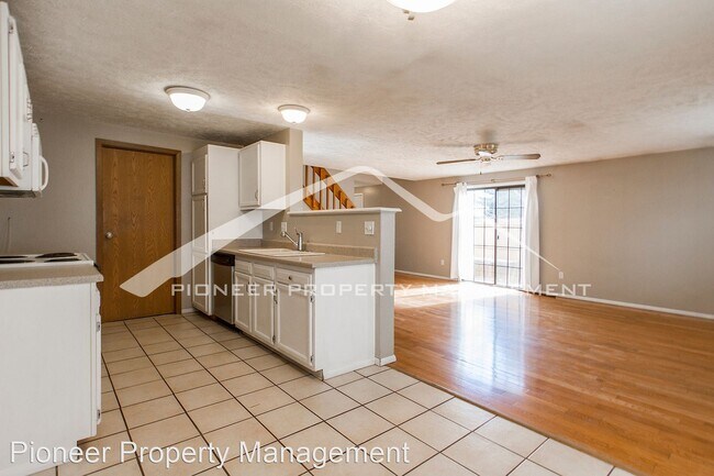 Building Photo - 2 br, 2.5 bath House - 9351 Gray St.