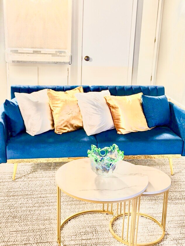 Sala de estar amueblada - 1072 Maywood Ln