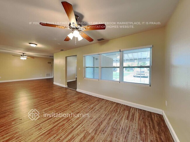 Foto del edificio - 324 Lake Fair Ln