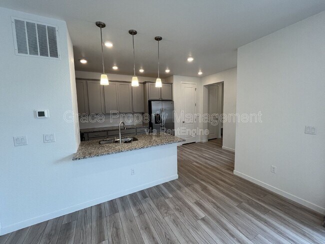 Foto del edificio - 17666 Olive St