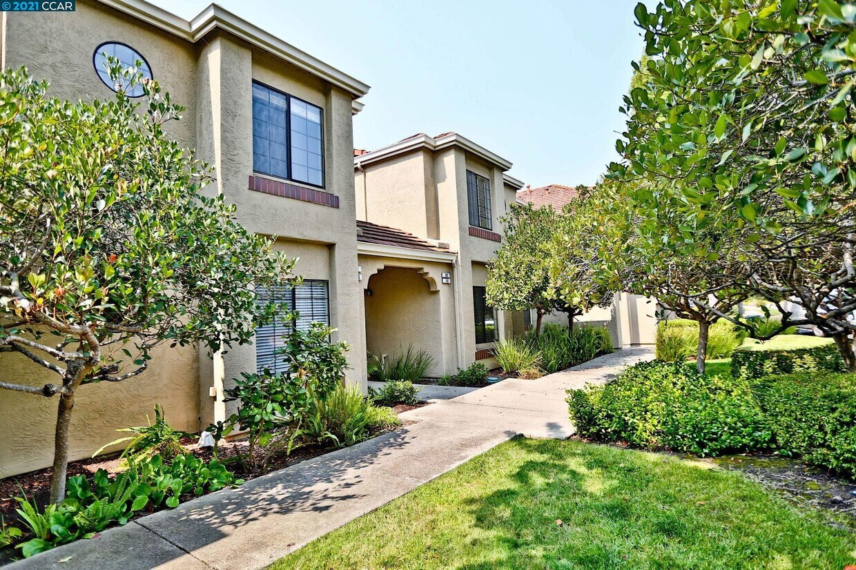 Primary Photo - 5012 Lakeview Dr