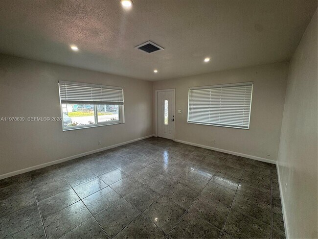 Foto del edificio - 6322 Eaton St