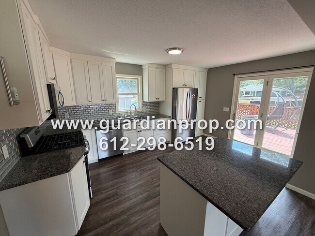 Foto del edificio - Blaine House on Large Corner Lot, Updated Kitchen & Baths, Family Room, Private Deck Area