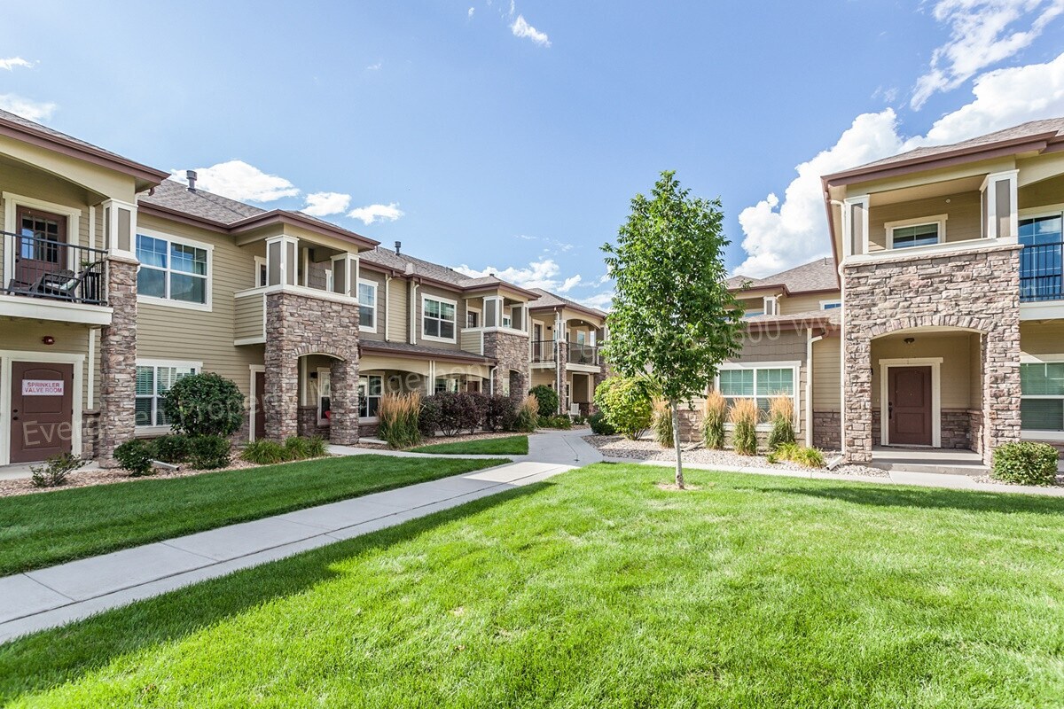Foto principal - Great 2-Bed, 2.5-Bath Condo with a 2-car G...