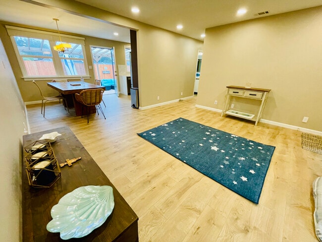 Building Photo - 928 Serena Dr