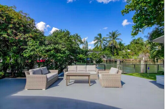 Building Photo - 1141 NE 86th St