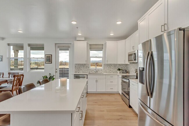 Foto del edificio - Spacious 3 Bed 2 Bath Condo in Sandy!