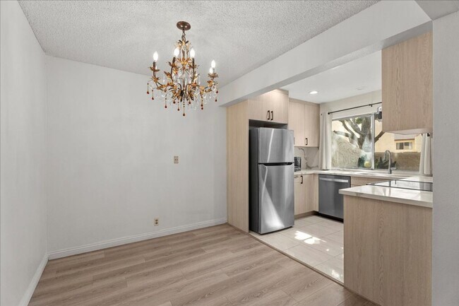 Foto del edificio - Spacious Tri-Level Townhome with Private Garage and Renovated Kitchen