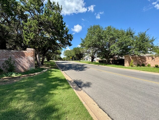 Building Photo - Single Family Home Available in Windmill Hill