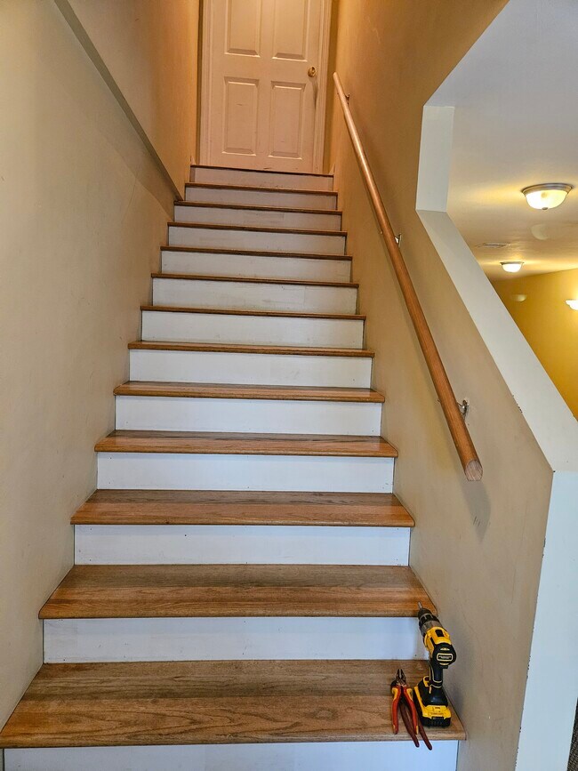 Escaleras al segundo nivel - 27 Route 103