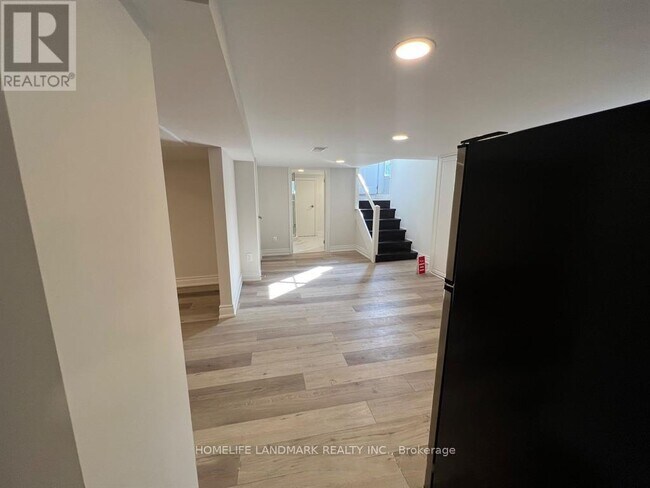 Building Photo - 154 Poyntz Ave