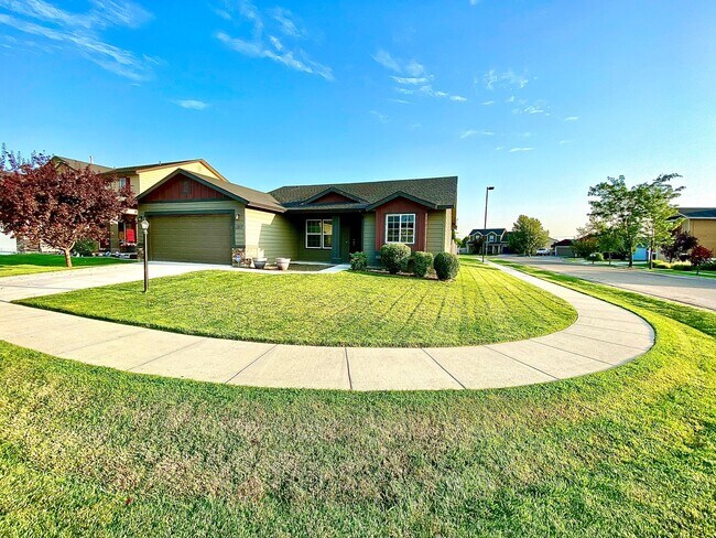 Building Photo - 4 Bedroom + Bonus with 2 baths available 8/22