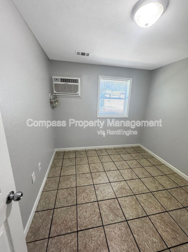 Foto del edificio - 3630 Douglas Ave