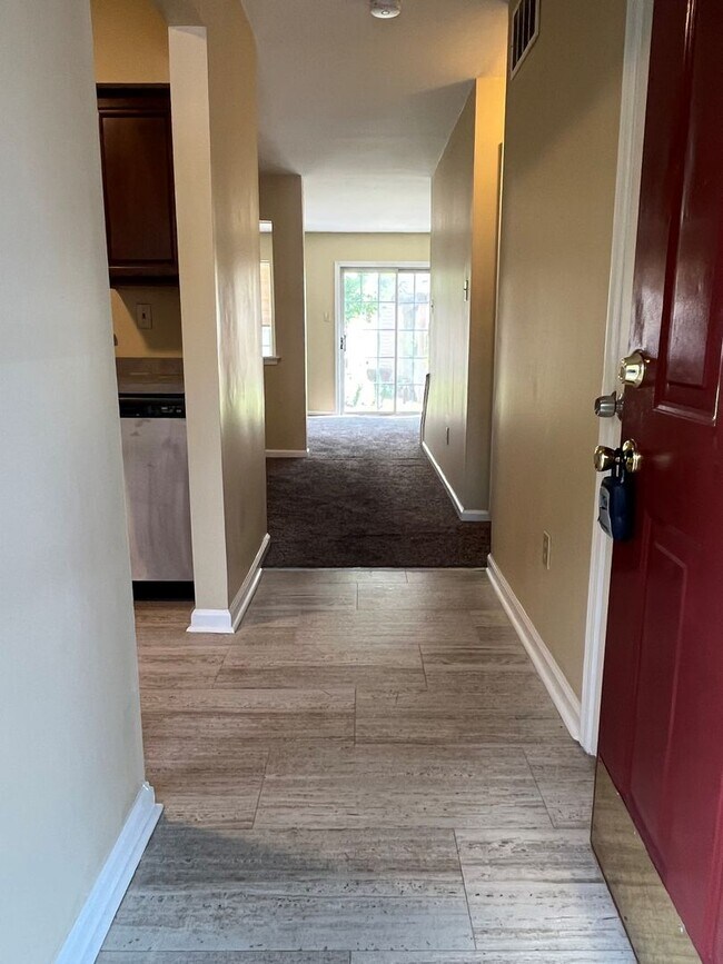 Building Photo - Patriot's Ridge 2 Bd / 1.5 Bth Condo in Ce...