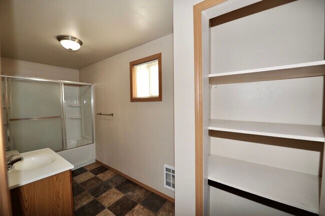Building Photo - 2 bed 1 bath apartment (4plex building)