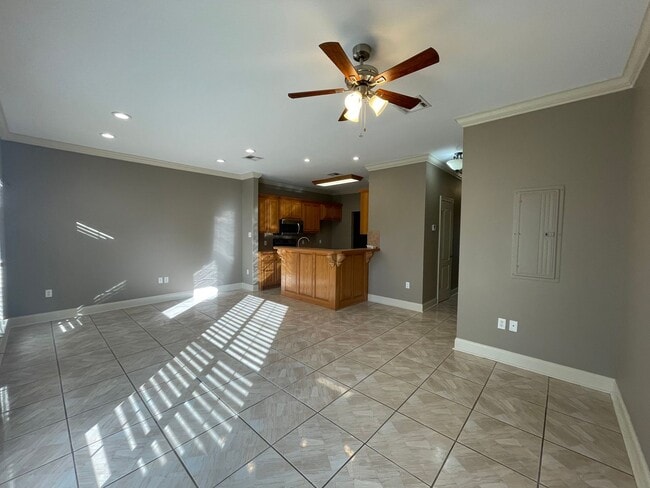 Building Photo - Townhome: Chateau de Chene
