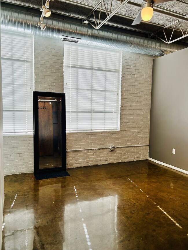 Foto del edificio - Downtown Living: 1 Bdrm/1 Bath Condo in Fulton Motor Lofts with reserved parking! Available Now!