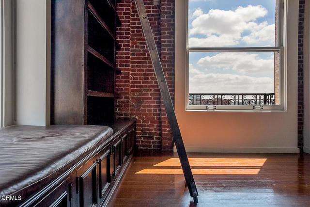 Building Photo - 257 S Spring St