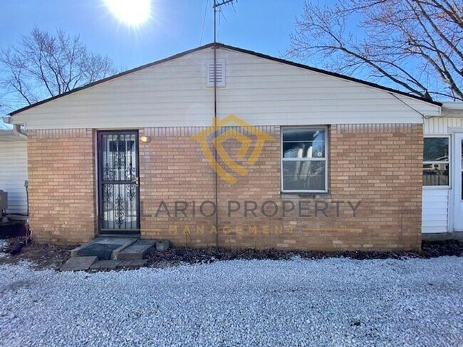 Foto del edificio - Close to UIndy, Carson Heights, 4 Bedroom/...