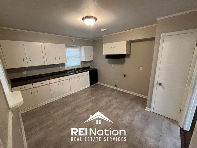 Foto del edificio - SPRAWLING MEMPHIS GEM! 3BR/2BA w/ Brick Fireplace | Fenced Yard & 1,870 SQ FT!