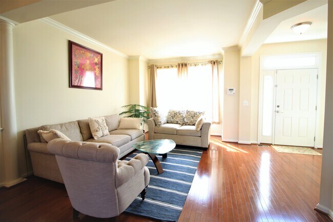 Foto del edificio - Spectacular Deal! Gorgeous Townhouse in So...
