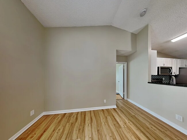 Foto del edificio - 223 W Riverbend Dr